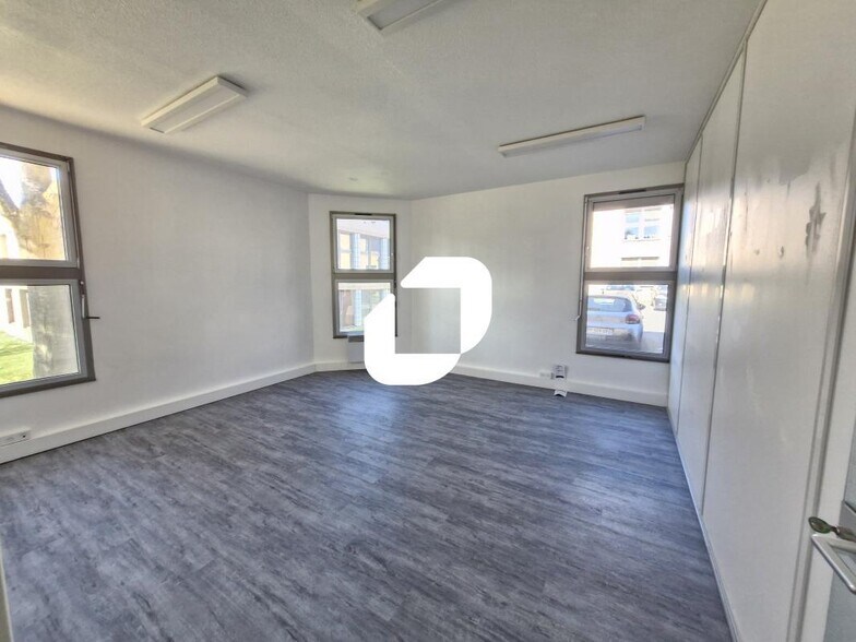 Office in Torcy for lease - Building Photo - Image 2 of 8