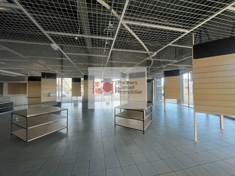 Retail in Nîmes for lease - Interior Photo - Image 2 of 3