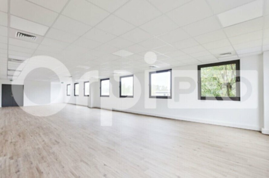 Flex in Lisses for lease - Interior Photo - Image 3 of 8