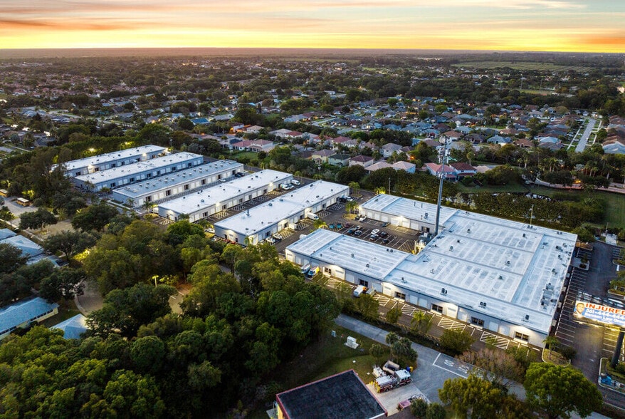 10018-10058 Spanish Isles Blvd, Boca Raton, FL for lease - Building Photo - Image 2 of 4