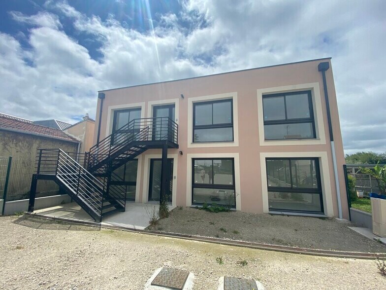 8 Rue Du Pont De Baillet, Baillet-en-France for lease - Building Photo - Image 1 of 11