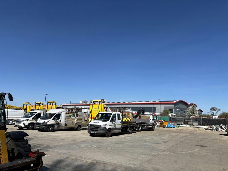 6 Morson Rd, Enfield for lease - Building Photo - Image 3 of 12