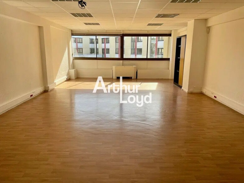 Office in Saint-Laurent-du-Var for lease - Interior Photo - Image 2 of 7