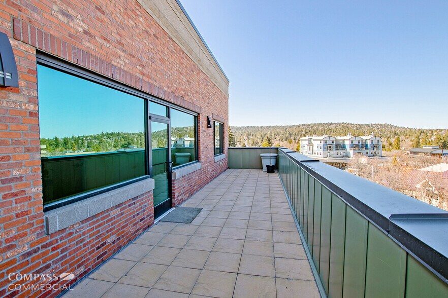 1051 NW Bond St, Bend, OR à louer - Photo du bâtiment - Image 3 de 4