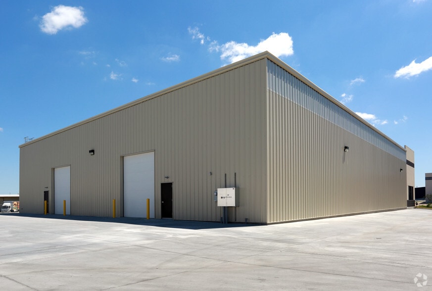 5902 S 118th East Ave, Tulsa, OK à louer - Photo du bâtiment - Image 2 de 3