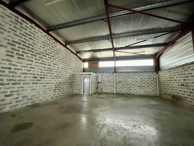 Flex in Graveson for lease - Interior Photo - Image 3 of 7