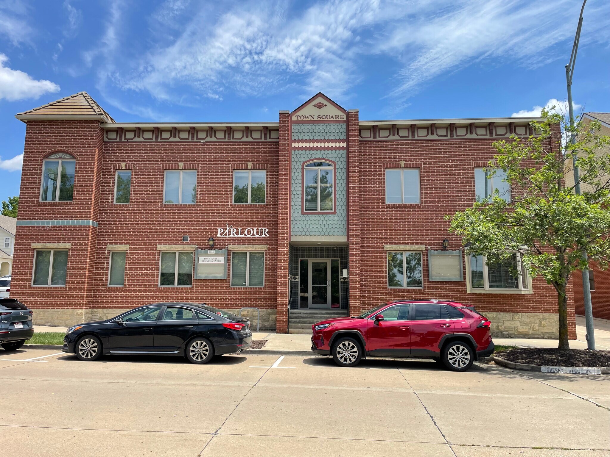 2024 Cherry Hill Dr, Columbia, MO à vendre Photo du bâtiment- Image 1 de 7