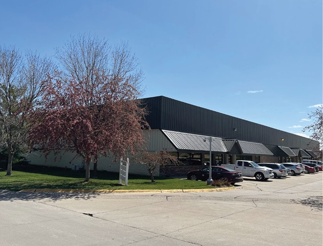8877 S 137th Cir, Omaha, NE for lease - Primary Photo - Image 1 of 2
