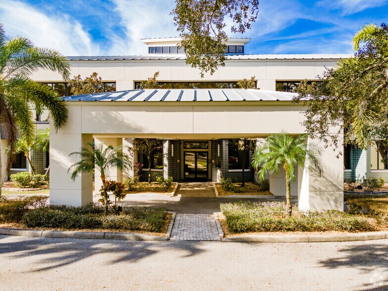 3812 Coconut Palm Dr, Tampa, FL à louer - Photo du bâtiment - Image 2 de 7
