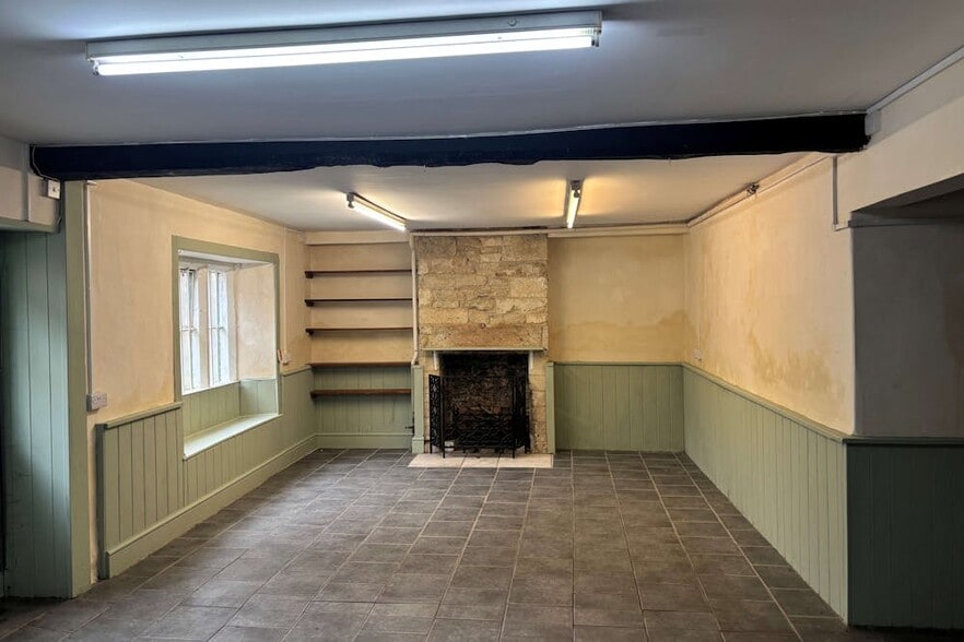 2 George St, Stroud for lease - Interior Photo - Image 3 of 4