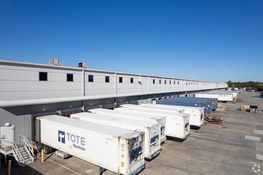 2550 Cabot Commerce Dr, Jacksonville, FL for lease - Building Photo - Image 3 of 9