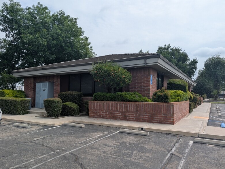 1128 N Chinowth St, Visalia, CA for sale - Building Photo - Image 2 of 20