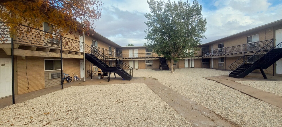 711 S Austin Ave, Tulia, TX for sale - Building Photo - Image 1 of 12