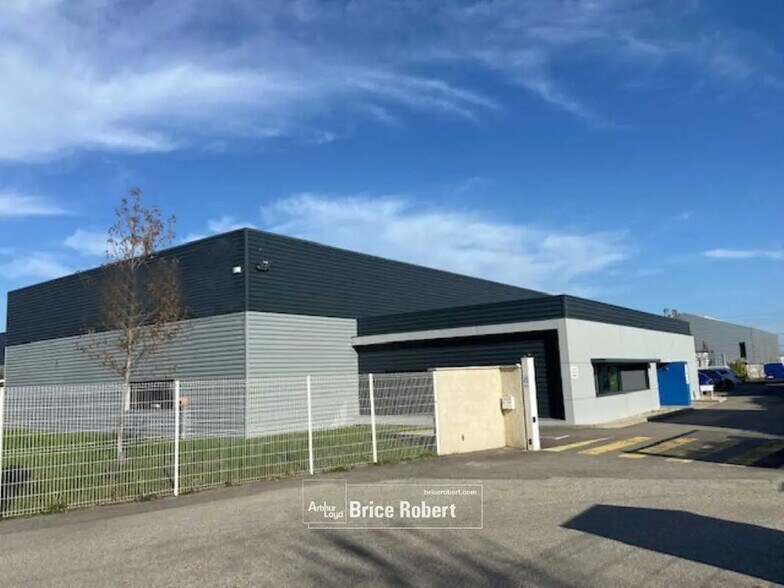 Office in Meyzieu for lease - Building Photo - Image 1 of 12