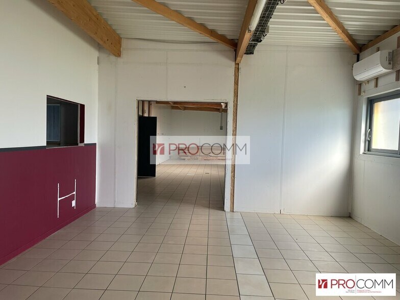 Retail in Chartres for lease - Interior Photo - Image 3 of 9
