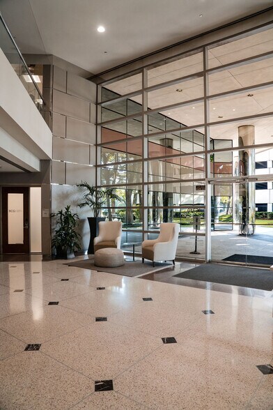 15710 John F Kennedy Blvd, Houston, TX à louer - Photo du bâtiment - Image 2 de 13