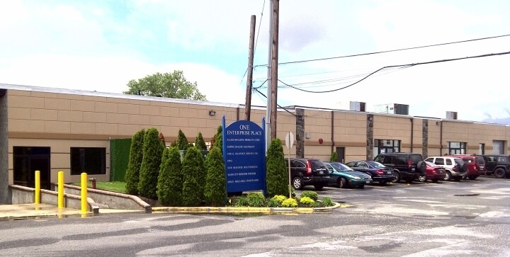 1 Enterprise Pl, Hicksville, NY à louer - Photo du bâtiment - Image 2 de 3