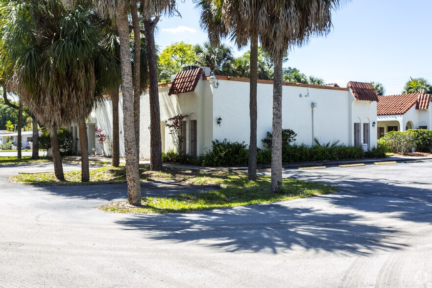 72 Pondella Rd, North Fort Myers, FL à vendre - Photo du bâtiment - Image 2 de 5