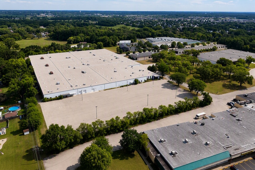 1600 Industrial Dr, McHenry, IL for lease - Building Photo - Image 1 of 2