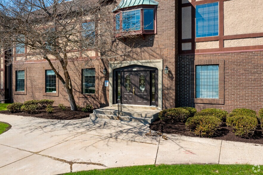 5205 N Ironwood Ln, Milwaukee, WI à louer - Photo du bâtiment - Image 2 de 13