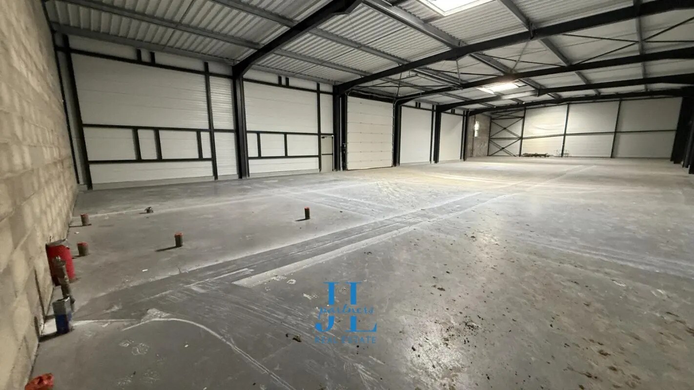 Industrial in Bassens for lease Interior Photo- Image 1 of 12