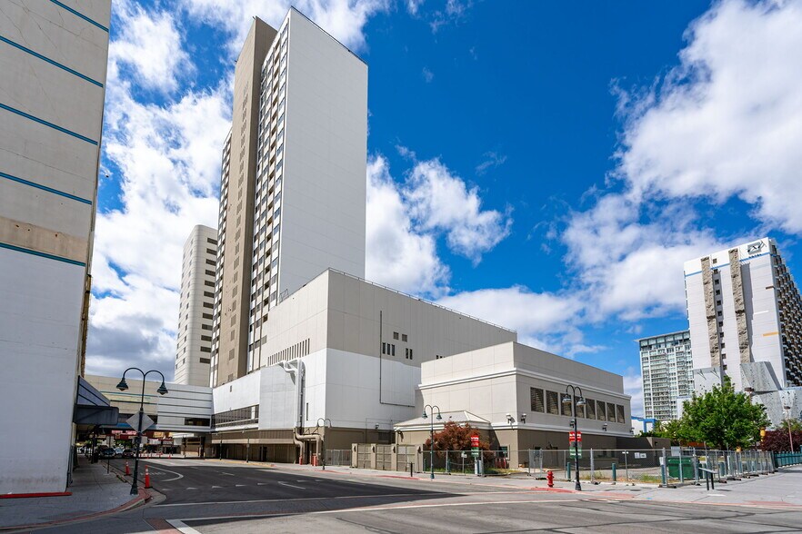 219 University Way, Reno, NV à louer - Photo du bâtiment - Image 2 de 4