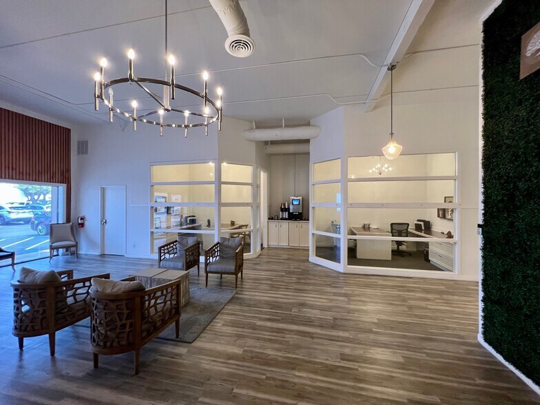 8675-8697 La Mesa Blvd, La Mesa, CA for lease - Interior Photo - Image 2 of 12