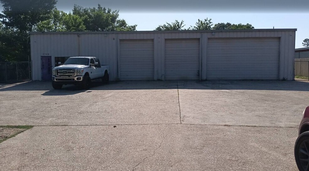2309 S Houston Ave, Humble, TX for lease - Primary Photo - Image 1 of 2