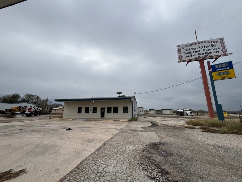 866 FM 99, Whitsett, TX for sale - Primary Photo - Image 1 of 29