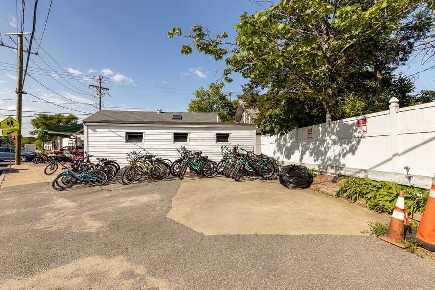 4 Lagoon Pond Rd, Vineyard Haven, MA à vendre - Photo du bâtiment - Image 3 de 10