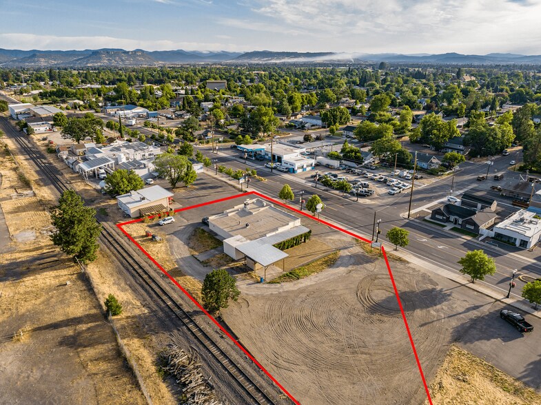 211 Front St, Central Point, OR à vendre - Photo du bâtiment - Image 3 de 65