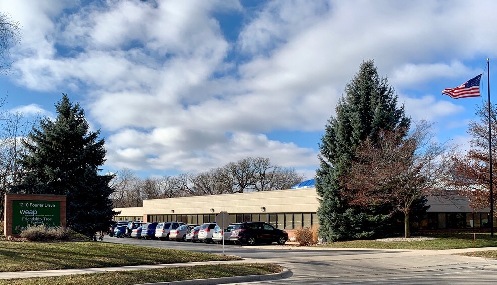 1210 Fourier Dr, Madison, WI à louer - Photo du bâtiment - Image 2 de 9