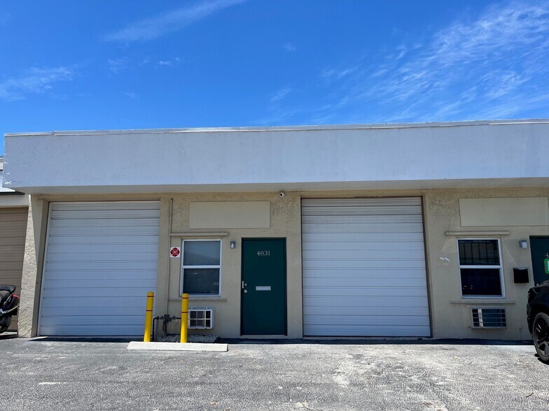 4530-4534 NE 11th Ave, Oakland Park, FL à louer - Photo du bâtiment - Image 3 de 7