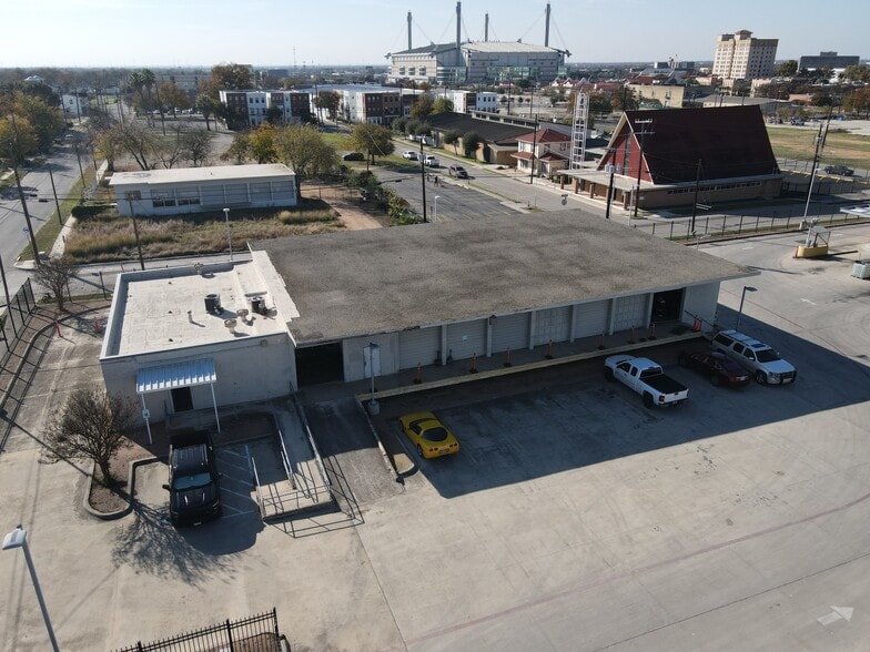 831 Crockett st, San Antonio, TX for lease - Building Photo - Image 2 of 13