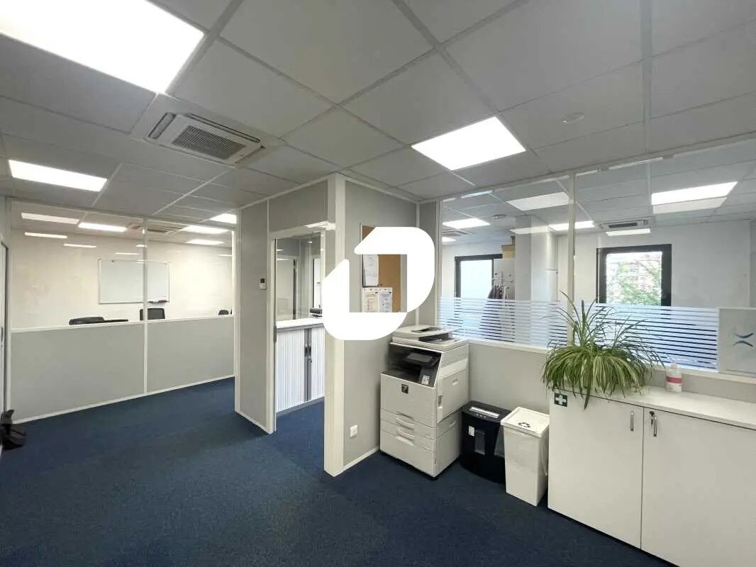 Office in Lyon for sale Interior Photo- Image 1 of 17