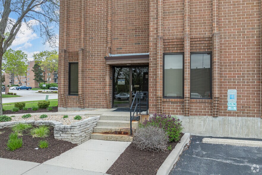 1035 N Hilltop Dr, Itasca, IL à louer - Photo du bâtiment - Image 2 de 5