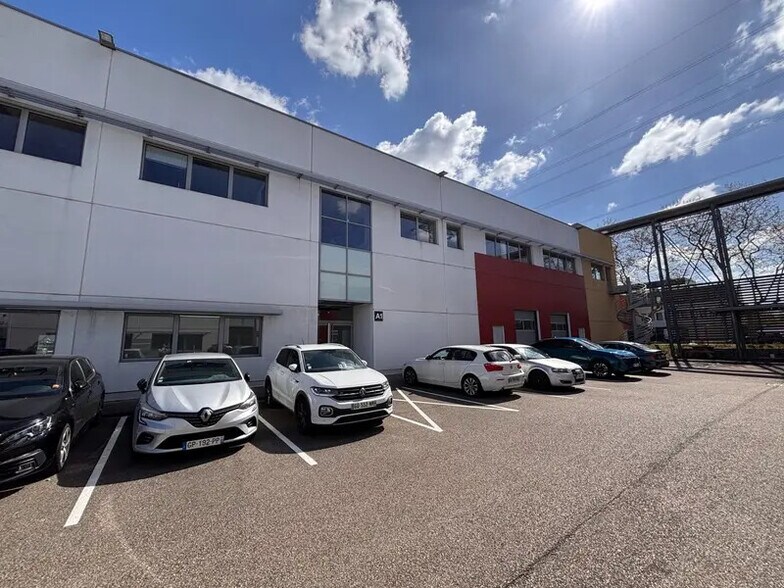 Flex in Saint-Priest for lease - Building Photo - Image 1 of 7