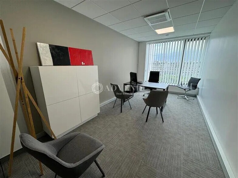 Office in Jossigny for lease - Interior Photo - Image 1 of 5