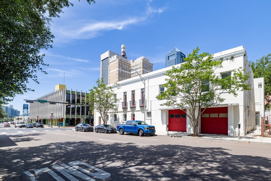 39 E Adams St, Jacksonville, FL à louer - Photo du bâtiment - Image 2 de 4