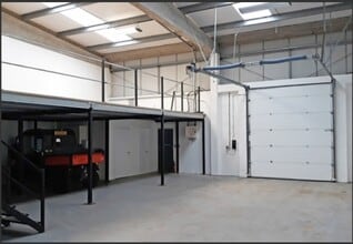 Paices Hl, Aldermaston for lease Interior Photo- Image 1 of 3