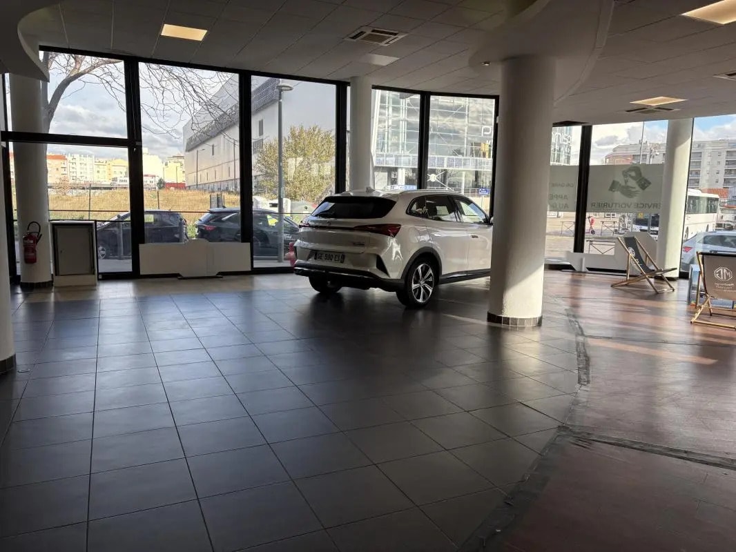 Retail in Marseille for lease Building Photo- Image 1 of 5