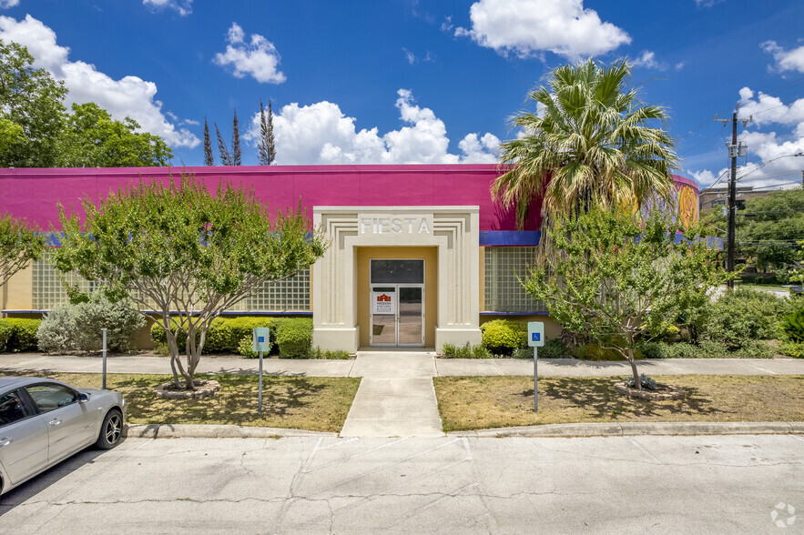 2611 Broadway St, San Antonio, TX for lease - Building Photo - Image 2 of 7