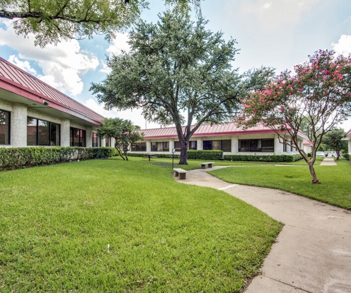 9550 Forest Ln, Dallas, TX à louer - Photo du bâtiment - Image 2 de 6