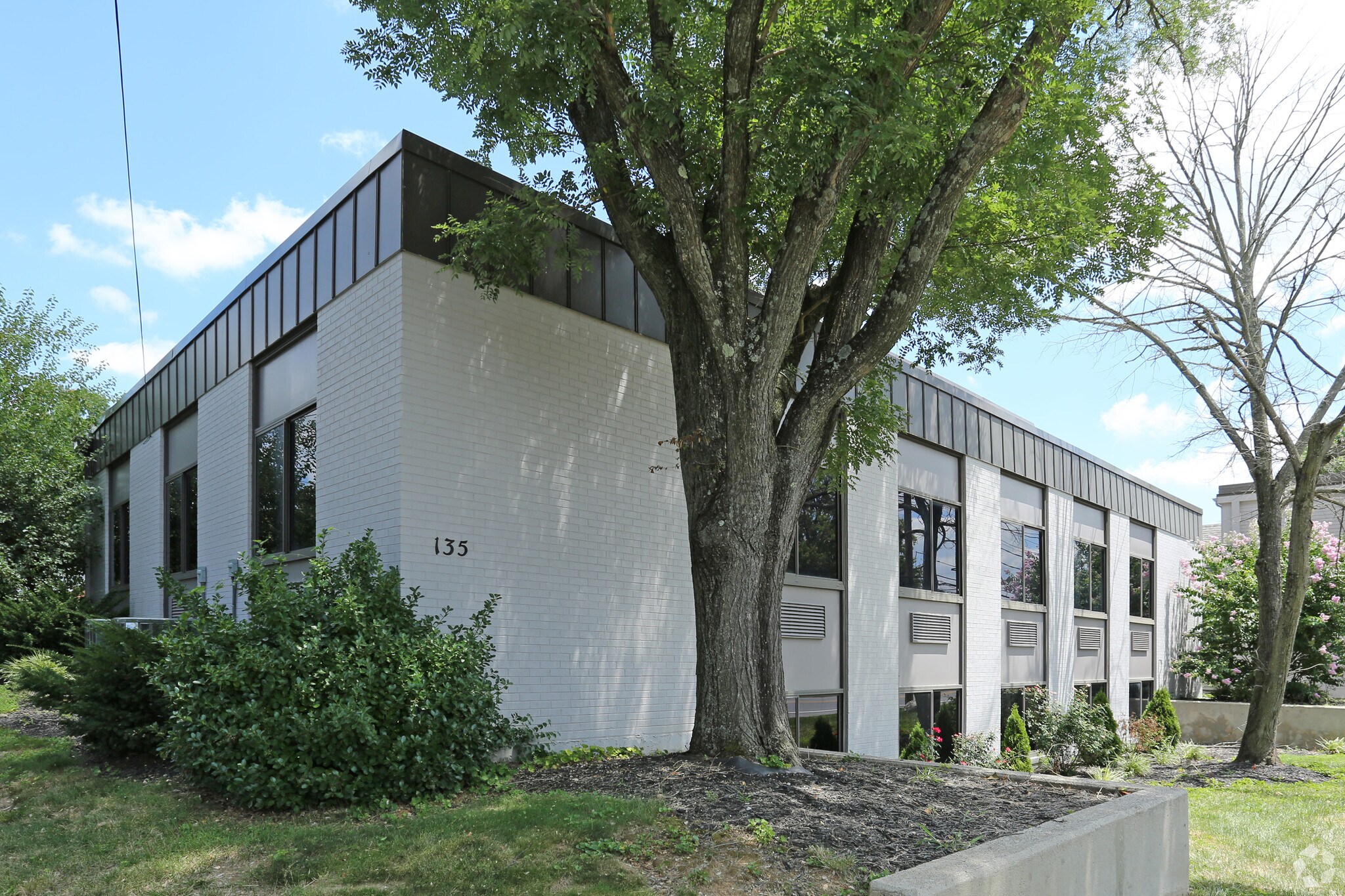 135 Chenoweth Ln, Louisville, KY for lease Primary Photo- Image 1 of 11