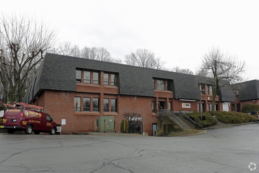 6 Berkshire Blvd, Bethel, CT à vendre - Photo du bâtiment - Image 2 de 5