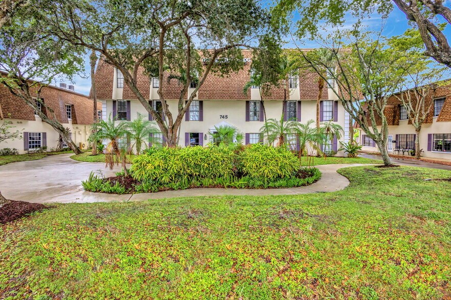 745 Us Highway 1, North Palm Beach, FL à louer - Photo du bâtiment - Image 1 de 8