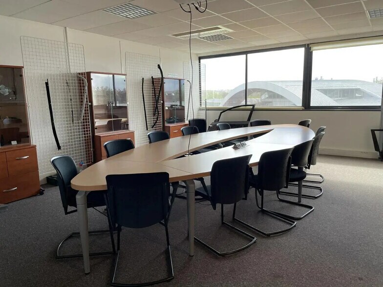 Office in Poissy for lease - Interior Photo - Image 2 of 16