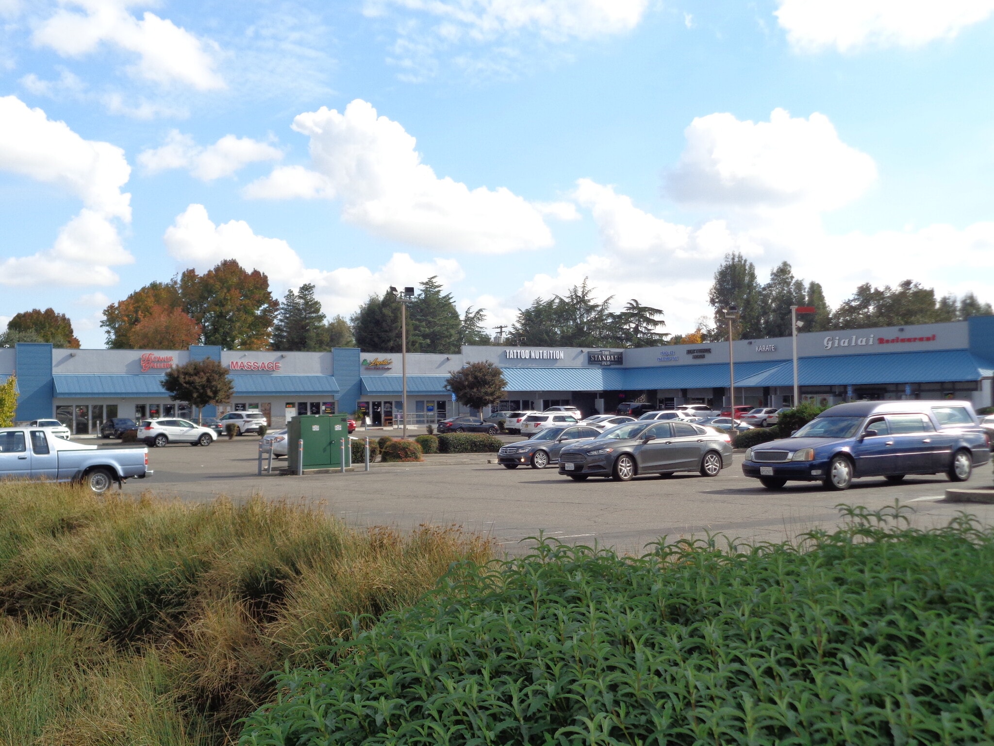 950 Oakdale Rd, Modesto, CA for lease Primary Photo- Image 1 of 13