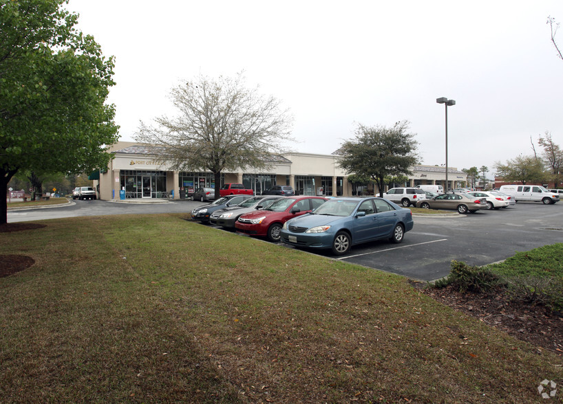 8211 Market St, Wilmington, NC for lease - Primary Photo - Image 1 of 11