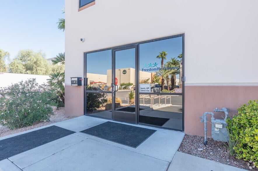 4145 Wagon Trail Ave, Las Vegas, NV à vendre - Photo du bâtiment - Image 3 de 17